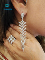18KT WHITE GOLD DIAMOND EARRINGS, A MESMERIZING MANIFESTATION OF ELEGANCE AND GRACE. THESE STUNNING EARRINGS BOAST A UNIQUE LEAF DESIGN, CRAFTED TO PERFECTION BY OUR EXPERT ARTISANS